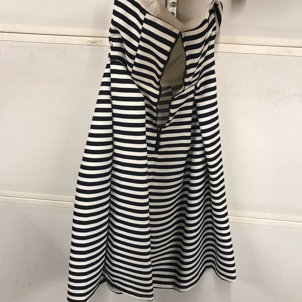 Dresses - Picture 6 of 8